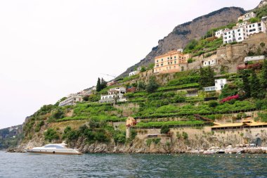 13 Temmuz 2021 - İtalya 'da Amalfi: Amalfi şehrinin tekneden güzel manzarası, İtalya' da Campania