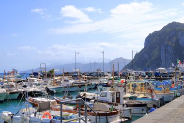 14 Temmuz 2021 - Capri, İtalya: Napoli Körfezi 'ndeki Capri Limanı