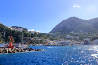 14 Temmuz 2021 - Capri, İtalya: Napoli Körfezi 'ndeki Capri Limanı