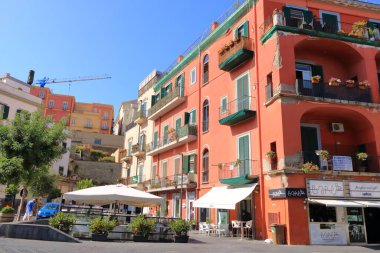 17 Temmuz 2021 - Pozzuoli, İtalya: Güney İtalya 'da Pozzuoli şehrinin merkezindeki tipik konut binalarının manzarası