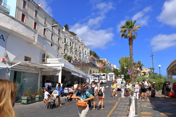 14 Temmuz 2021 - Capri, İtalya: Napoli Körfezi 'ndeki Capri Limanı