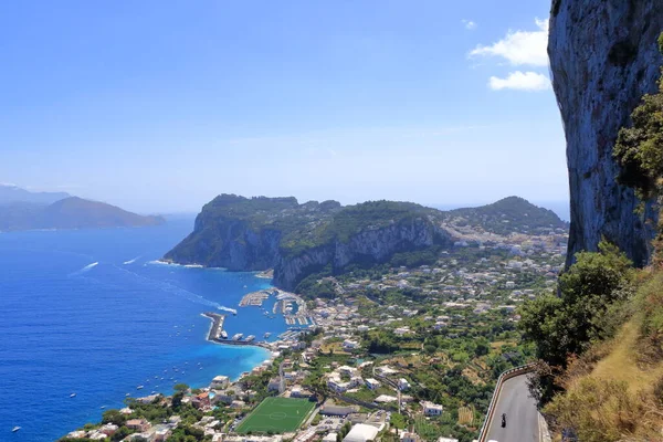 İtalya 'daki Capri, Capri Adası' nda deniz aşırı panoramik manzara