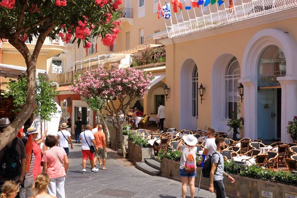 14 Temmuz 2021 - Capri, İtalya: Akdeniz 'deki Capri kentinde sokaklar