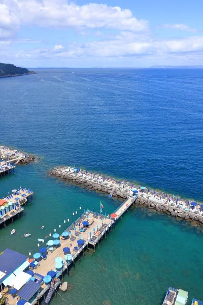 ソレントのポルト ソレント Porto Sorrento または夏のソレント半島沿岸のイタリアのソレントのマリーナ ピッコラ港 — ストック写真