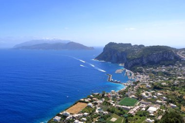 İtalya 'daki Capri, Capri Adası' nda deniz aşırı panoramik manzara