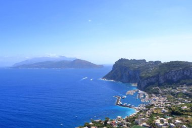 İtalya 'daki Capri, Capri Adası' nda deniz aşırı panoramik manzara