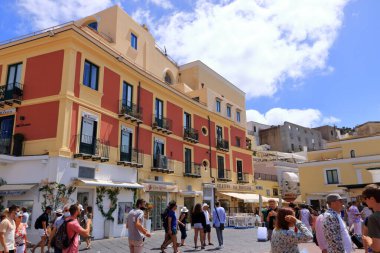 14 Temmuz 2021 - Capri, İtalya: Akdeniz 'deki Capri kentinde sokaklar