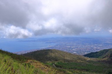 Napoli 'yi ziyaret etmek, uzaklardan körfez ve şehir manzarası