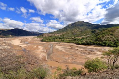 Sucre, Bolivya yakınlarındaki Arid Pilcomayo Nehri Vadisi.