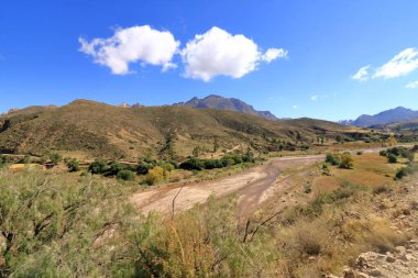 Sucre ve Potosi arasında Bolivya 'da Puente Mayu Tambo nehri kıyısında manzara