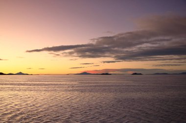 Bolivya 'daki en büyük tuz dairesi olan Salar de Uyuni' nin üzerinde gün batımı