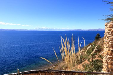Bolivya 'daki Titicaca Gölü üzerindeki Ay Adası (Isla de la Luna) manzarası