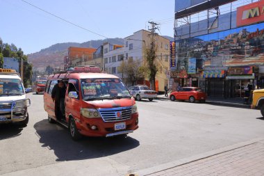 La Paz, Bolivya - 28 Mayıs 2025: Ana istasyon etrafındaki sokaklarda her gün