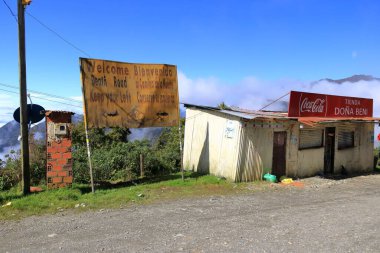 Yungas Dağları, Bolivya - 28 Mayıs 2025: La Paz yakınlarındaki efsanevi Ölüm yolunun başlangıç noktası