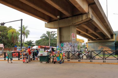 Santa Cruz de la Sierra, Bolivya - 21 Mayıs 2025: İnsanlar günlük yaşamlarını şehir yakınlarındaki sokaklarda yaşıyorlar