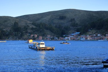 Bolivya 'daki San Pablo de Tiquina - Mai 30 2025: Titicaca Gölü' nden Tiquina Boğazı 'nı geçen otobüs ve arabalar