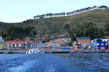 Bolivya 'daki San Pablo de Tiquina - Mai 30 2025: Titicaca Gölü' nden Tiquina Boğazı 'nı geçen otobüs ve arabalar