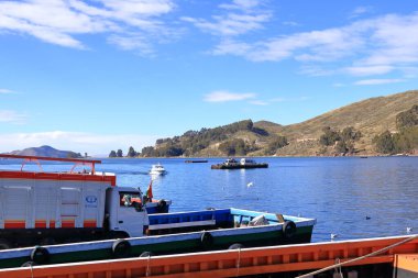 Bolivya 'daki San Pablo de Tiquina - Mai 30 2025: Titicaca Gölü' nden Tiquina Boğazı 'nı geçen otobüs ve arabalar