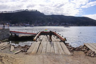 Bolivya 'daki San Pablo de Tiquina - Mai 30 2025: Titicaca Gölü' nden Tiquina Boğazı 'nı geçen otobüs ve arabalar