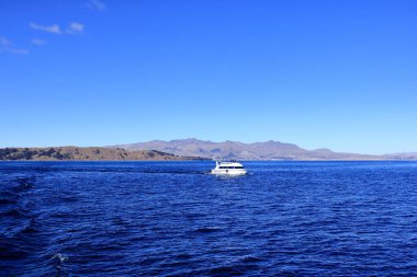Bolivya 'daki Titicaca Gölü - 31 Mayıs 2025: güneşli bir günde göl üzerinde tekne turu