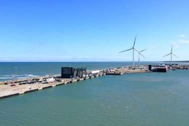 Danimarka 'daki Hirtshals - Eylül 06 2025: denizden feribot limanının manzarası