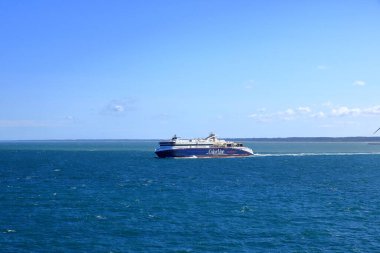 Danimarka 'daki Hirtshals - Eylül 06 2025: Bir Renk Hattı feribotu limandan ayrılıyor