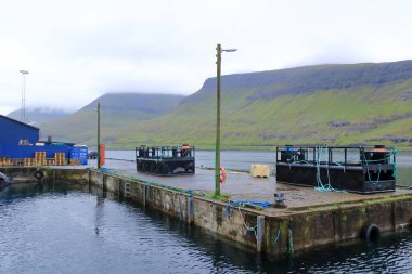 Sorvagur, Faroe Adaları - 25 Ağustos 2025: Köy limanı manzarası