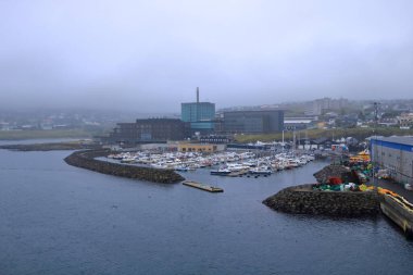 Torshavn, Faroe Adaları - 26 Ağustos 2025: Faroe Adaları 'nın başkenti Misty Harbor Views