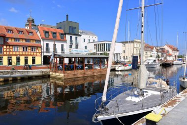 Almanya 'da Ueckermuende, Mecklenburg-Batı Pomeranya - 25 Temmuz 2025: İnsanlar güneşli bir günde şehrin limanının keyfini çıkarıyorlar
