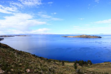 Calata yakınlarındaki bir tepeden Titicaca Gölü 'nün huzurlu manzarası, San Pablo de Tiquina, Bolivya