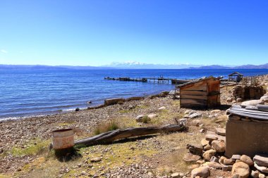 Bolivya 'daki Titicaca Gölü üzerindeki Ay Adası (Isla de la Luna) manzarası