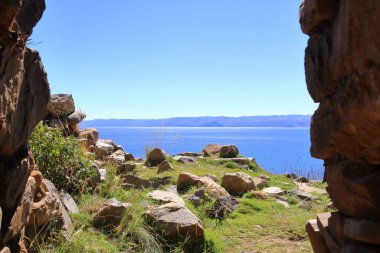 Bolivya 'daki Titicaca Gölü üzerindeki Ay Adası (Isla de la Luna) manzarası