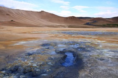Hver jeotermal alanı, Hverarond olarak da bilinen İzlanda 'da kaynayan çamur havuzları ve dumanı tüten fümerolleri ile