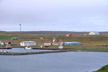 İzlanda 'nın kuzeyindeki Raufarhofn köyünün kıyı şeridi.