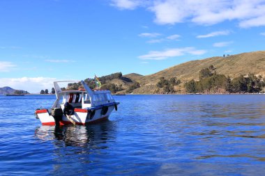 Bolivya 'daki San Pablo de Tiquina - Mai 30 2025: Titicaca Gölü' nden Tiquina Boğazı 'nı geçen otobüs ve arabalar