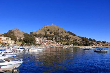 Bolivya 'daki Copacabana - 31 Mayıs 2025: Titicaca Gölü' nün körfezinde demirleyen tekneler