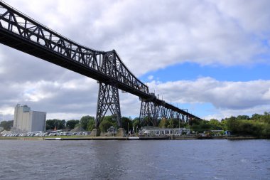 Almanya 'da Rendsburg - 22 Ağustos 2025: Bulutlu bir günde karavan kampı alanında demiryolu Yüksek Köprüsü