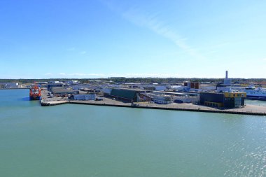 Danimarka 'daki Hirtshals - 23 Ağustos 2025: denizden feribot limanının manzarası