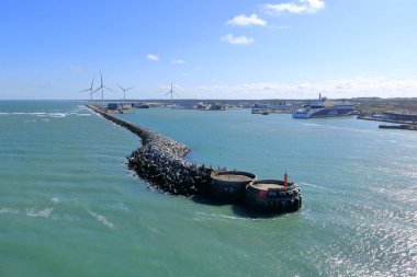 Danimarka 'daki Hirtshals - Eylül 06 2025: denizden feribot limanının manzarası