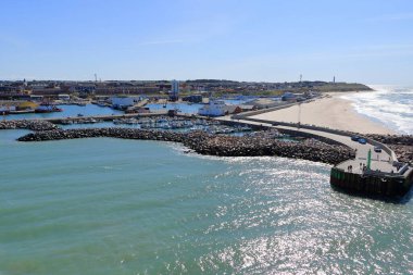 Danimarka 'daki Hirtshals - 23 Ağustos 2025: Limandaki bir feribottan sahile bakın.