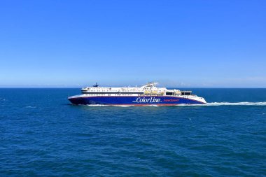 Danimarka 'daki Hirtshals - Eylül 06 2025: Bir Renk Hattı feribotu limandan ayrılıyor