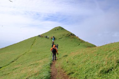 Mykines Adası, Faroe Adaları, Avrupa - 25 Ağustos 2025: insanlar güzel Mykines köyünün ve adasının tadını çıkarıyorlar.