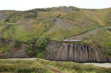 İzlanda 'daki Studlagil Kanyonu - 28 Ağustos 2025: İnsanlar bulutlu bir günde kanyonun tadını çıkarıyor