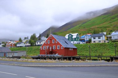 Siglufjordur, İzlanda - 30 Ağustos 2025: Bulutlu bir günde güzel köy manzarası