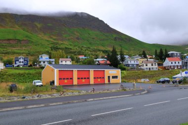 Siglufjordur, İzlanda - 30 Ağustos 2025: Bulutlu bir günde güzel köy manzarası