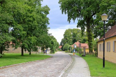 Almanya 'da Paretz, Ketzin, Brandenburg - 27 Temmuz 2025: Çok az insan emtpy caddeleri olan küçük bir köyün tadını çıkarıyor