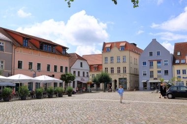 Almanya 'da Ueckermuende, Mecklenburg-Batı Pomeranya - 25 Temmuz 2025: insanlar güneşli bir günde köyün tadını çıkarıyorlar