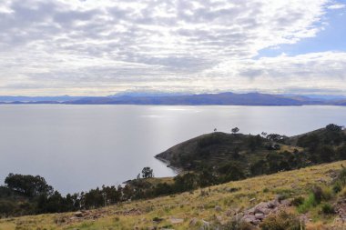 Calata yakınlarındaki bir tepeden Titicaca Gölü 'nün huzurlu manzarası, San Pablo de Tiquina, Bolivya