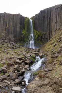 Studlafoss Şelalesi İzlanda 'daki Studlagil Kanyonu' nda
