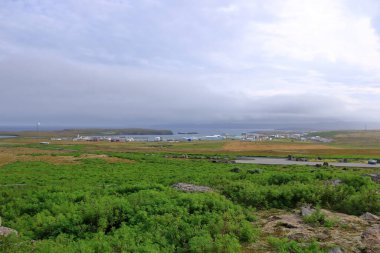 İzlanda 'nın kuzeyindeki Raufarhofn köyünün kıyı şeridi.